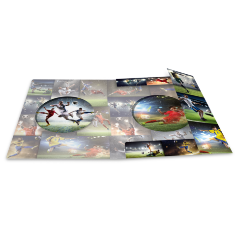 Eine Sammlung von Fußballspielern in Aktion, dargestellt in verschiedenen Szenen auf einem Spielbrett mit runden Ausschnitten.