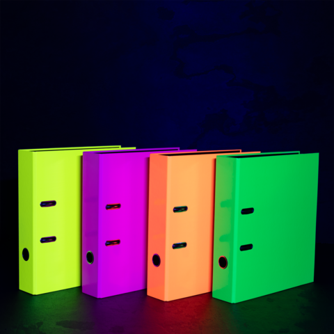 Des classeurs colorés en néon (vert, violet, orange, jaune) sont alignés côte à côte sur un fond sombre.