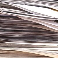 Étiquettes durables : Papier recyclé en pile, matériau de base pour les étiquettes de recyclage HERMA.