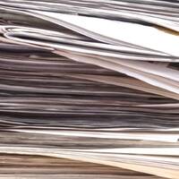 Étiquettes durables : Papier recyclé en pile, matériau de base pour les étiquettes de recyclage HERMA.