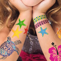 Translation: "Des bras d'enfants ornés de nombreux tatouages.