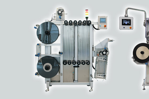 Machine de traitement de matériaux avec plusieurs rouleaux et un panneau de commande qui contrôle différentes fonctions.