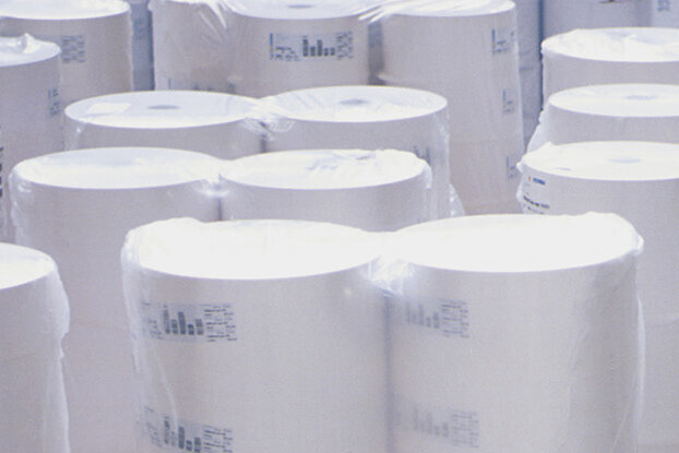 Rouleaux de matériau adhésif HERMA en stock, image pour certification, format paysage.