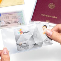 Différents passeports et documents d'identité avec des housses de protection.