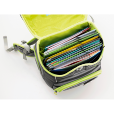 Schulranzen mit geöffneter Klappe, gefüllt mit bunten Heftern und Unterlagen in verschiedenen Farben.