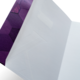 Lila Ordner mit geometrischem Muster auf der Außenseite, innen leer und weiß.