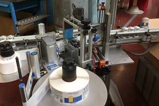 Étiquettes Kerzolin dans l'étiqueteuse HERMA