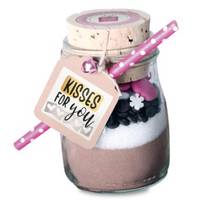 Étiquettes cadeaux sur un pot de confiture