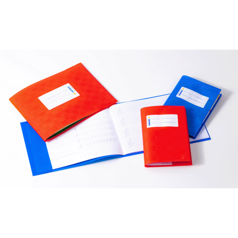 Bunte Ordner in Rot und Blau, zusammen mit einem offenen Notizbuch, das leere Seiten zeigt. Alle haben Etiketten für Beschriftungen.