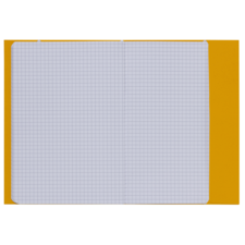 Ein offenes kariertes Heft mit gelbem Umschlag, das leere Kästchen auf weißem Papier zeigt.