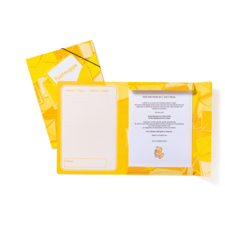 Gelbe Postmappe geöffnet, mit einem Notizblock und einem Brief, der Informationen für Kinder enthält. Ein Bärchen ist abgebildet.