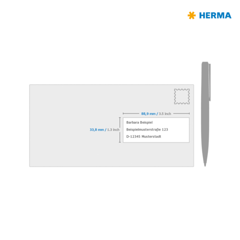 Postkarte mit Adressfeld, Maßen und Platz für eine Briefmarke. Enthält fiktive Adressdaten und das Logo von HERMA.