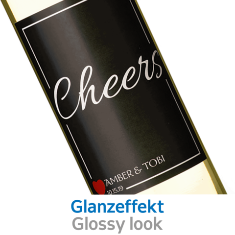 Weinflasche mit schwarzem Etikett, auf dem "Cheers" sowie die Namen Amber und Tobi und das Datum 10.15.19 stehen.