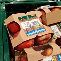 Étiquettes durables : Pomme dans un emballage en carton avec étiquette.
