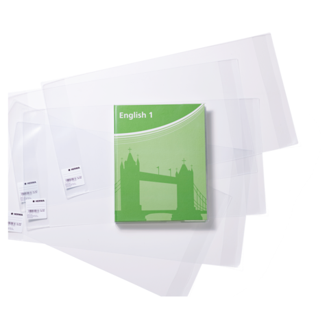 Ein grünes Lehrbuch mit dem Titel "English 1" liegt auf transparenten Hüllen. Im Hintergrund ist eine Silhouette einer Brücke zu sehen.