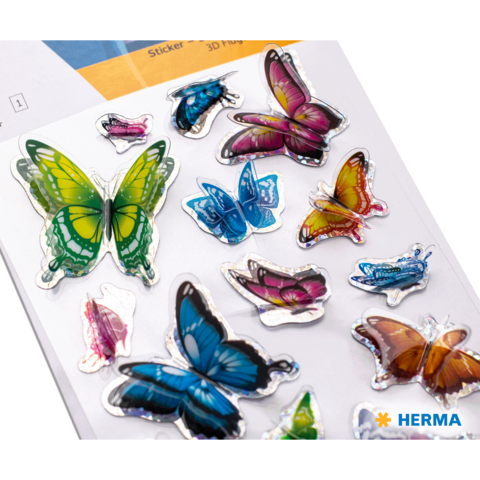 Bunte Schmetterlingsaufkleber in verschiedenen Designs und Farben auf einem Bogen.