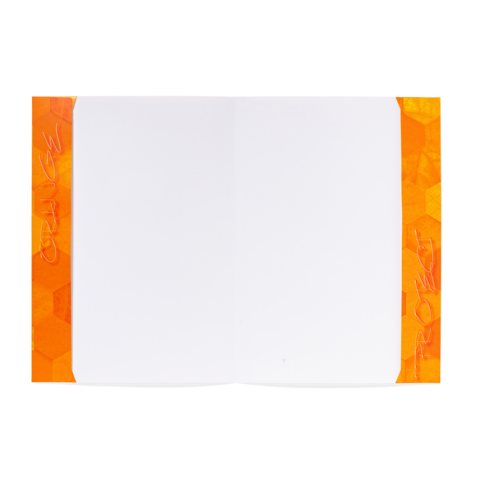 Leeres Notizbuch mit orangefarbenem, hexagonalen Muster auf den Rändern. Die Innenseiten sind weiß und unbeschrieben.