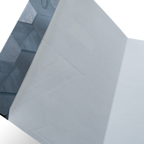 Ein geöffneter Ordner mit einem strukturierten, grauen Cover und leeren Innenseiten.