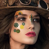 Femme avec des autocollants de maquillage sur le visage