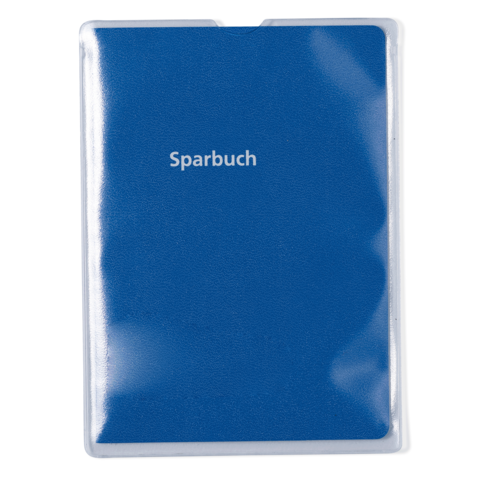 Blaues Sparbuch mit dem Aufdruck "Sparbuch" auf der Vorderseite, in einer transparenten Hülle.