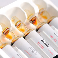 Flacons avec étiquettes de marquage dans le secteur pharmaceutique