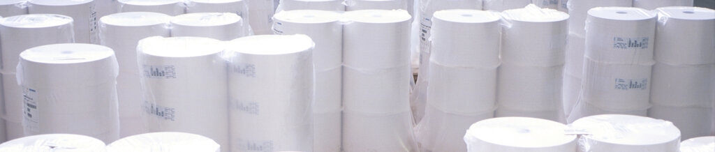 The translation of "Haftmaterial Rollen" into French is "Rouleaux de matériau adhésif.
