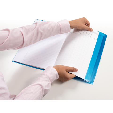 Une personne feuillette un dossier ouvert avec des pages lignées et quadrillées. Ses mains sont vêtues d'une chemise à manches longues.