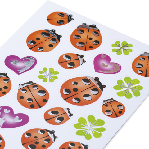 Bunte Aufkleber mit Marienkäfern, Herzen und Blumen in verschiedenen Farben auf weißem Hintergrund.