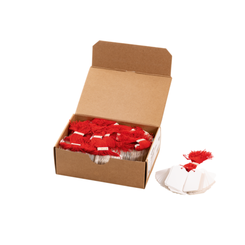 Eine offene Kartonbox mit roten und weißen Etiketten sowie einer kleinen Menge zusätzlicher Etiketten auf der Seite.