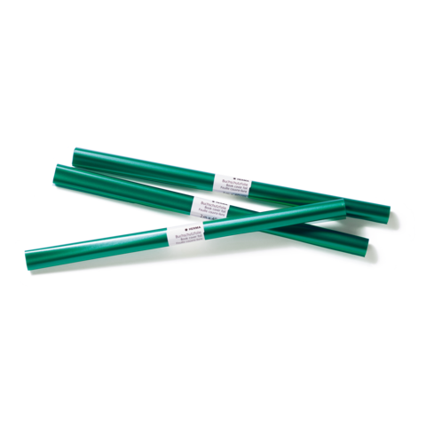 Drei grüne Kunststoffrohre liegen übereinander, mit Etiketten, die Informationen zu Größe oder Verwendung enthalten.