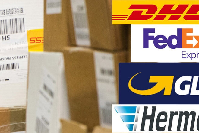 Étiquettes logistiques et étiquettes de transport sur carton, homme avec un scanner à main, avec logos d'expéditeurs en ligne, format paysage.