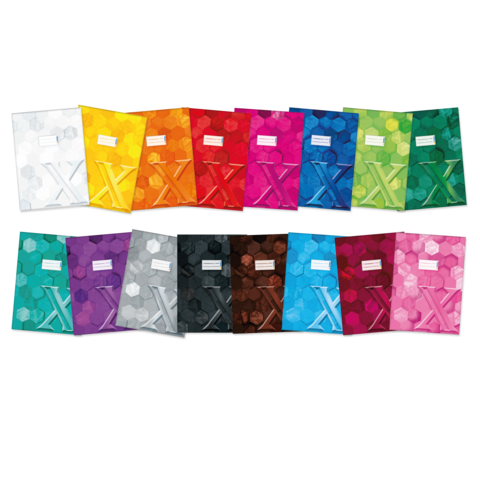 Eine Reihe von bunten Heften in verschiedenen Farben, angeordnet in einer Linie, mit einem Platz für Beschriftungen auf der Vorderseite.