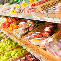 Étagère à fruits dans le commerce alimentaire, étiquetage des produits sur les emballages de fruits et légumes avec des étiquettes HERMA.