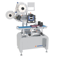 Machine à étiqueter avec rouleaux, panneau de commande et convoyeur, fabriquée par HERMA. Idéale pour les applications industrielles.