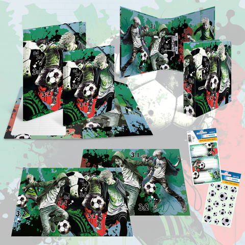 Ensemble de fournitures scolaires avec des motifs de football, comprenant des cahiers et des autocollants montrant des joueurs en action.