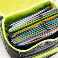 Cartable photographié de dessus avec des classeurs