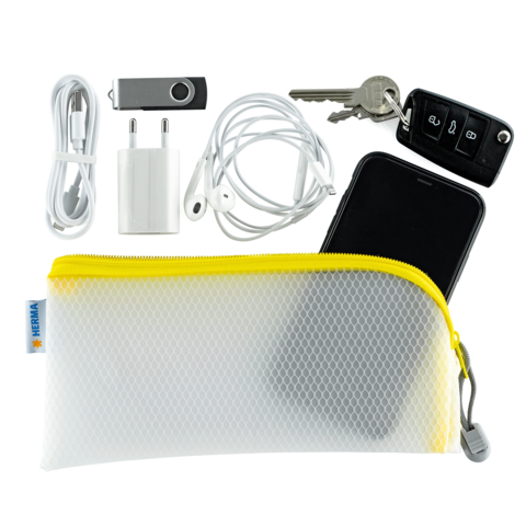 Ein gelbes Netzbeutel enthält ein Smartphone, Ladegerät, Kopfhörer, USB-Stick und Schlüssel.