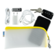Ein gelbes Netzbeutel enthält ein Smartphone, Ladegerät, Kopfhörer, USB-Stick und Schlüssel.