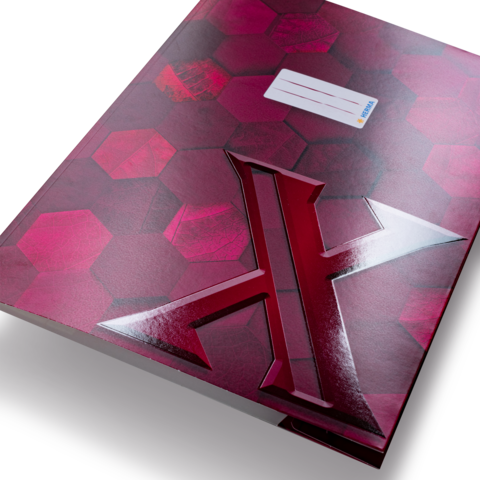 Rotes Notizbuch mit hexagonalem Muster und einem großen, glänzenden Logo in Form eines "X" auf der Vorderseite.