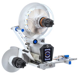 Machine à étiqueter avec un grand rouleau, un écran de contrôle et une mécanique précise pour appliquer des étiquettes sur des produits.