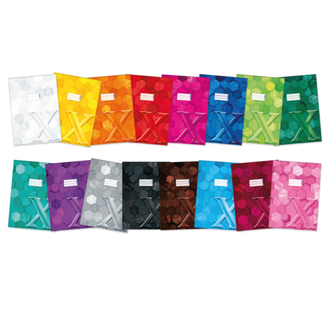 Eine Reihe von Notizheften in verschiedenen Farben, darunter Weiß, Gelb, Orange, Pink, Grün, Blau, Lila, Schwarz und Braun, angeordnet in einer Linie.