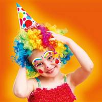 Fille déguisée en clown avec des autocollants de maquillage.
