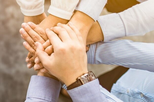 The translation of "Hände aufeinander" in French is "Mains sur les mains.