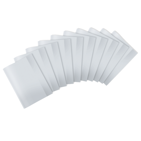 Eine Reihe von weißen, leeren Blättern, die übereinander gestapelt sind, mit leicht gewelltem Rand.